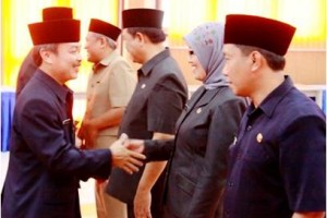 Sekretaris KPU Jabar, Heri Suherman, SH saat mengucapkan selamat kepada pejabat struktural eselon III dan IV dari berbagai daerah di Jabar yang baru saja dilantik.